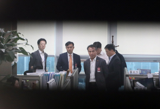 검찰이 1일 신규택지 자료 유출 논란을 빚은 더불어민주당 신창현 의원의 국회의원회관 사무실을 압수수색하고 있다.   연합뉴스